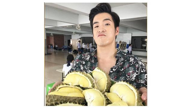 Pria ganteng durian (Sumber: Instagram/@//hotdudeswithdurian)