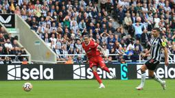 Darwin Nunez (kiri), yang baru bermain di menit ke-77 berhasil mencetak gol penyeimbang ke gawang Newcastle United setelah mengelabui Fabian Schar (kanan). (AFP/Lindsey Parnaby)