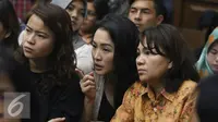 Kembaran Wayan Mirna Salihin, Sandy Salihin bersama rekannya menyaksikan jalannya sidang lanjutan kasus kopi beracun di PN Jakarta Pusat, Rabu (3/8). Sidang beragendakan mendengarkan keterangan ahli forensik dari RS Polri. (Liputan6.com/Immanuel Antonius)