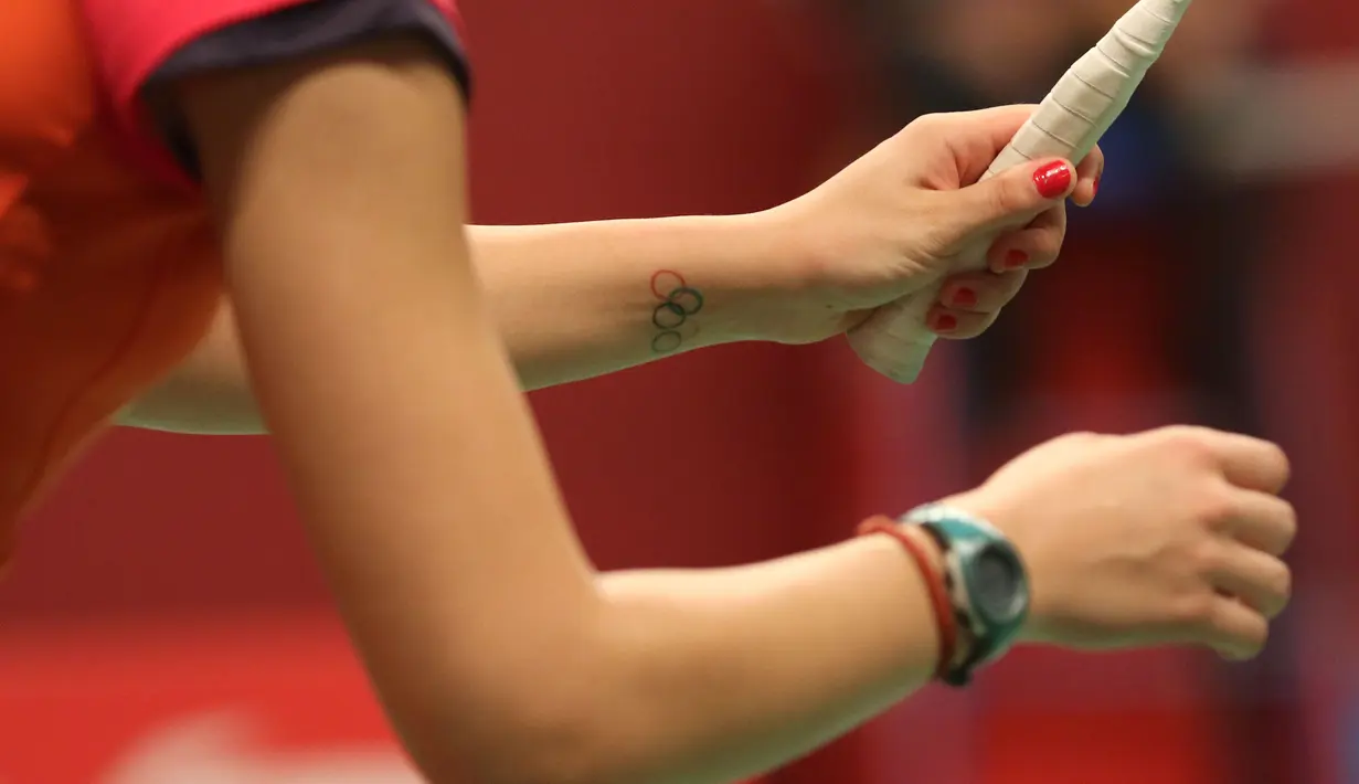 Tato logo olimpiade di tangan kirinya sebagai penanda penampilannya di Olimpiade London 2012. (Bola.com/Arief Bagus)