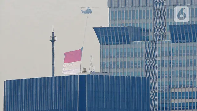 Aksi TNI AU Kibarkan Bendera Merah Putih Jelang HUT RI ke-76