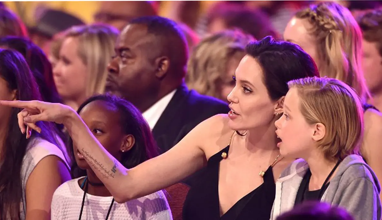 Usaha terus dilakukan Angelina Jolie sebagai ibu untuk membahagiakan anaknya. Terlihat bersama Shiloh, Jolie mengunjungi sebuah tempat perbelanjaan. Namun, saat itu bertepatan dengan ulang tahun Brad Pitt. (AFP/Bintang.com)