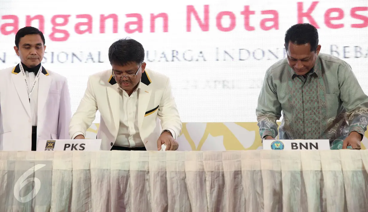 Presiden Partai Keadilan Sejahtera (PKS) Mohamad Sohibul Imam (kiri) bersama Kepala Badan Narkotika Nasional (BNN) Budi Waseso menandatangani nota kesepahaman saat mengikuti Tasyakur Milad ke-18 PKS di Jakarta, Minggu (24/4). (Liputan6.com/Faizal Fanani)