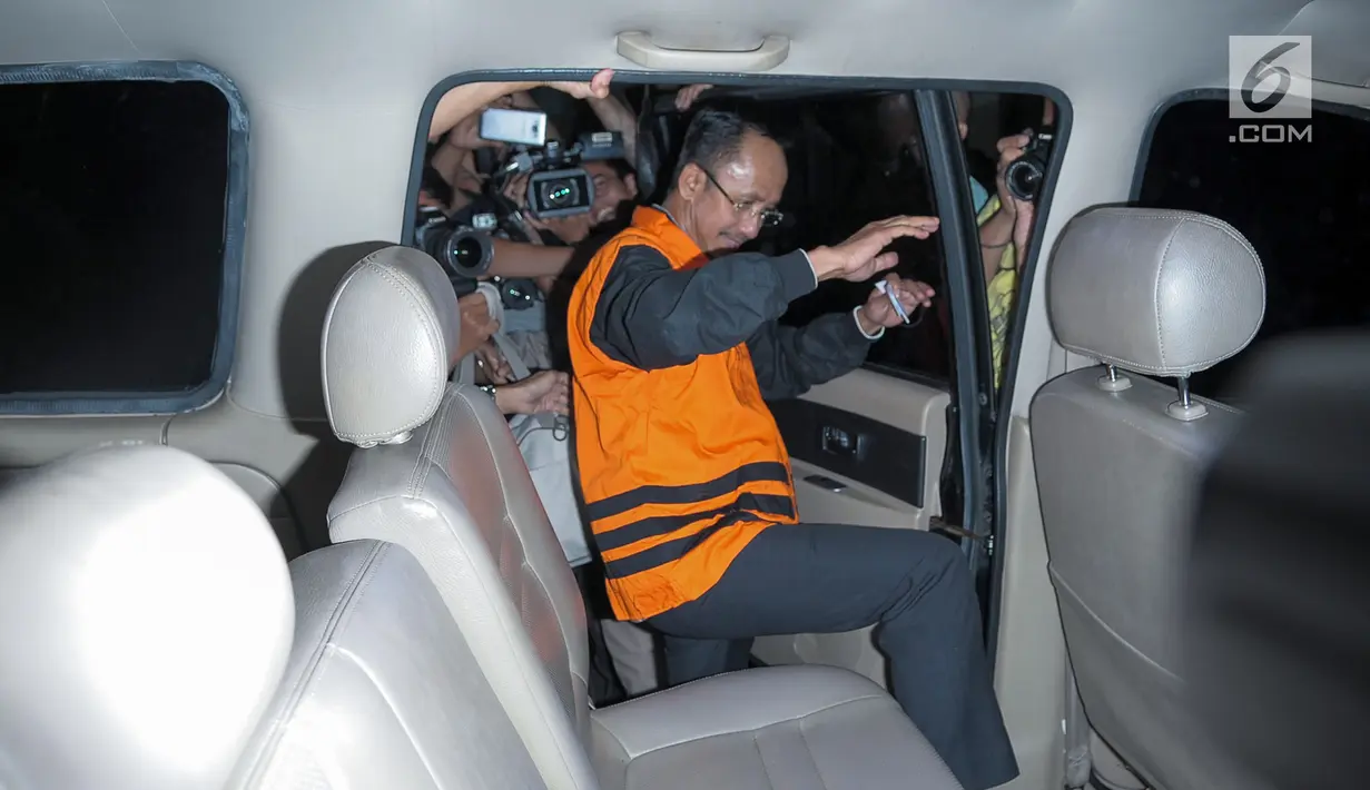 Bupati Pamekasan Achmad Syafii menaiki mobil meninggalkan lokasi usai menjalani pemeriksaan di gedung KPK, Jakarta, Kamis (3/8). Dalam OOT tersebut, KPK menangkap 11 pejabat di Kabupaten Pamekasan, Jawa Timur. (Liputan6.com/Yoppy Renato)