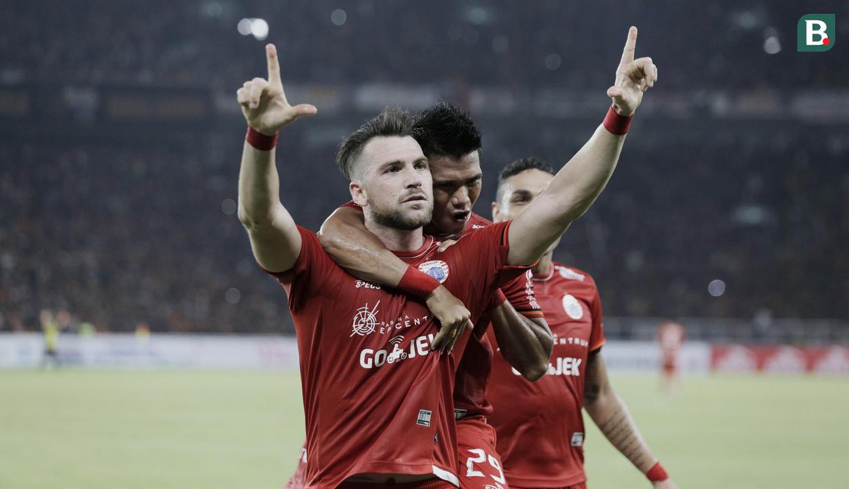 Striker Persija Jakarta, Marko Simic, melakukan selebrasi usai mencetak gol ke gawang Arema FC pada laga Liga 1 di SUGBK, Jakarta, Sabtu (31/3/2018). Babak pertama berakhir imbang 1-1. (Bola.com/M Iqbal Ichsan)