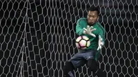 Kiper Timnas Indonesia, Awan Setho, menangkap bola saat latihan di Stadion Patriot, Bekasi, Senin (2/10/2017). Latihan ini merupakan persiapan jelang laga persahabatan melawan Kamboja. (Bola.com/Vitalis Yogi Trisna)