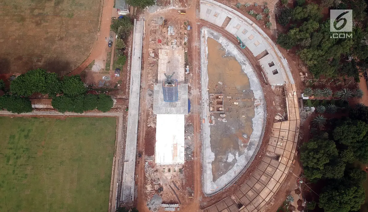Suasana dari udara pengerjaan proyek revitalisasi Lapangan Banteng di Jakarta, Jumat (5/1). Tiga segmen tersebut terdiri dari pagar pembatas, penataan lapangan, kemudian penataan taman dan Monumen Pembebasan Irian Barat. (Liputan6.com/Arya Manggala)