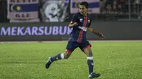 Gelandang Selangor FA, Evan Dimas, meminta bola saat melawan Kuala Lumpur FA pada laga Liga Super Malaysia di Stadion Kuala Lumpur, Cheras, Minggu (4/2/2018). Kuala Lumpur FA kalah 0-2 dari Selangor FA. (Bola.com/Vitalis Yogi Trisna)
