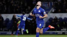 Gelandang Leicester, Danny Drinkwater, merayakan gol yang dicetaknya ke gawang Liverpool pada laga Premier League di Stadion King Power, Leicester, Senin (27/2/2017). (AFP/Adrian Dennis)