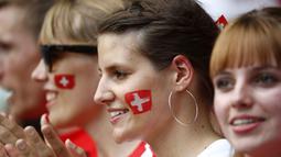Fans cantik Swiss memberikan semangat kepada timnya saat melawan Polandia pada Piala Eropa 2016 di Stadion Geoffroy-Guichard, Saint-Etienne (26/6/2016) WIB.  (REUTERS/JKai Pfaffenbach)