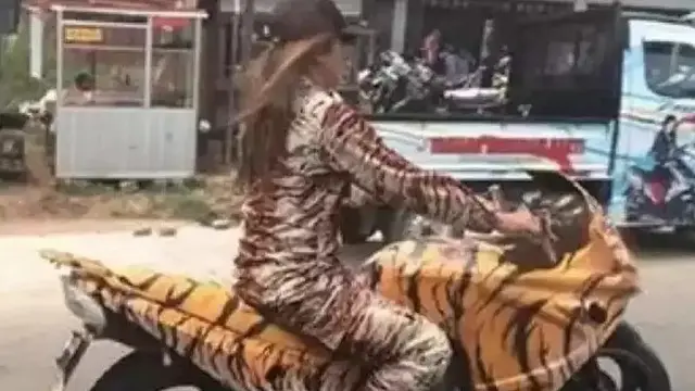 10 Outfit Nyeleneh Pengendara Motor di Jalan, Punya Tulisan Lucu Hingga Mirip Karakter Anime