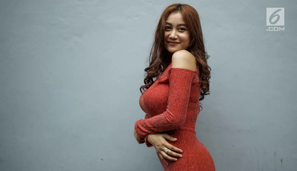 Pedangdut Pamela Safitri Duo Srigala berpose saat difoto di kawasan Jakarta, Jumat (2/3). Dalam kesempatan itu Pamela menceritakan tentang asuransi salah satu bagian tubuhnya. (Liputan6.com/Faizal Fanani)