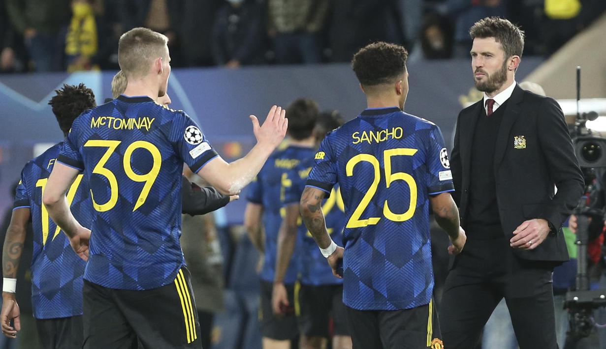 Ini merupakan laga perdana Setan Merah selepas pemecatan Ole Gunnar Solskjaer. Michael Carrick yang berperan sebagai pelatih sementara berhasil membawa anak asuhnya meraih kemenangan meyakinkan dengan dua gol tanpa balas. (AP/Alberto Saiz)