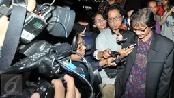 Dirjen EBTKE, Rida Mulyana (kanan) memberikan keteranga pers usai jalani pemeriksaan di Gedung KPK Jakarta,(6/11/15). Rida Mulyana diperiksa sebagai saksi untuk tersangka Dewie Yasin Limpo. (Liputan6.com/Helmi Afandi)