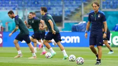 Pelatih Italia Roberto Mancini (kanan) melihat para pemainnya berolahraga selama sesi latihan jelang melawan Turki pada pertandingan grup A Euro 2020 di Olympic Stadium, Roma, Italia, Kamis (10/6/2021). Italia akan melawan Turki pada  11 Juni 2021 waktu setempat. (AP Photo/Alessandra Tarantino)