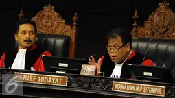 Ketua Mahkamah Konstitusi Arief Hidayat (kanan) saat memimpin sidang sengketa Pilkada 2015, Selasa (12/1/2016). (Liputan6.com/Helmi Afandi)