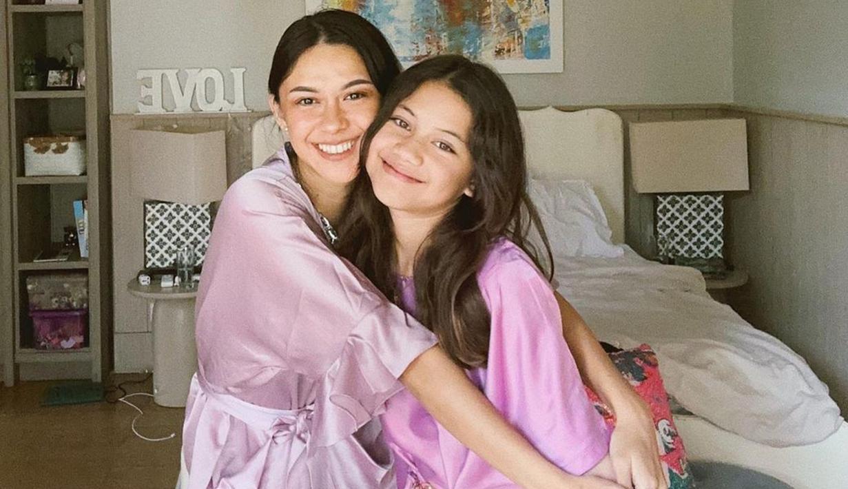 Kebersamaan Nana Mirdad dengan sang putri, Sarah Deana White juga tak lepas dari perhatian netizen. Terlebih, keduanya juga kerap tampil kompak di berbagai kesempatan. (Liputan6.com/IG/@nanamirdad_)