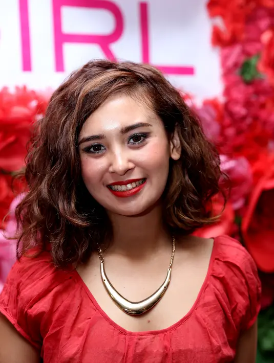 Bagi personel Bukan Bintang Biasa (BBB) ini make up tidak harus tebal agar terlihat cantik. Namun tetap saja bagi wanita, make up penting untuk menambah kepercayaan diri. (Andy Masela/Bintang.com)