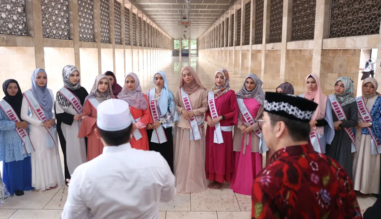 Para finalis bisa bertanya langsung dengan pengurus masjid yang mendampingi dalam kunjungan tersebut. Salah satu finalis asal Malaysia penasaran arti 12 pilar yang terdapat di ruangan utama Masjid. (Nurwahyunan/Bintang.com)