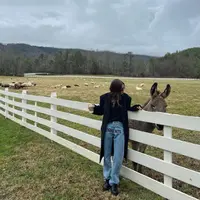 Long coat berwarna hitam dan celana jeans adalah combo terciamik untuk kamu yang ingin tampil edgy dan elegan. (instagram/haileybieber)