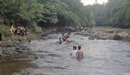 Ciliwung Surut, Warga Depok Jadikan Wahana Permainan Air