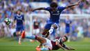 Aksi Willian mencetak satu gol untuk timnya Chelsea saat melawan  Burnley pada laga pekan ke-3 liga Inggris di Stamford Bridge, London (27/8/2016). (AFP/Glyn Kirk)