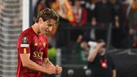 Pemain AS Roma, Edoardo Bove (kiri) melakukan selebrasi bersama Tammy Abraham setelah mencetak gol ke gawang Juventus pada laga leg pertama semifinal Liga Europa 2022/2023 di Olympic Stadium, Roma, Jumat (12/05/2023) WIB. Pertandingan dimenangkan oleh AS Roma dengan skor 1-0. (AFP/Alberto Pizzoli)