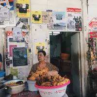 Ibu ini kasih makanan gratis buat para mahasiswa yang tak mampu. | Sumber Foto: erwinwidianto.wordpress.com