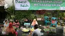 Suasana di Dapur umum Daarul Falah, Pondok Pinang, Jakarta, Kamis (1/12). Dapur umum Daarul Falah ini merupakan Posko inisiatif warga untuk memasak nasi bungkus sebanyak 2500 bungkus untuk peserta aksi demo bela Islam 3 besok. (Liputan6.com/Johan Tallo)