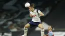 Pemain Tottenham Hotspur, Gareth Bale, menyundul bola saat melawan West Ham United pada laga Liga Inggris Senin (19/10/2020). Kedua tim bermain imbang 3-3. (AP/Matt Dunham, Pool)