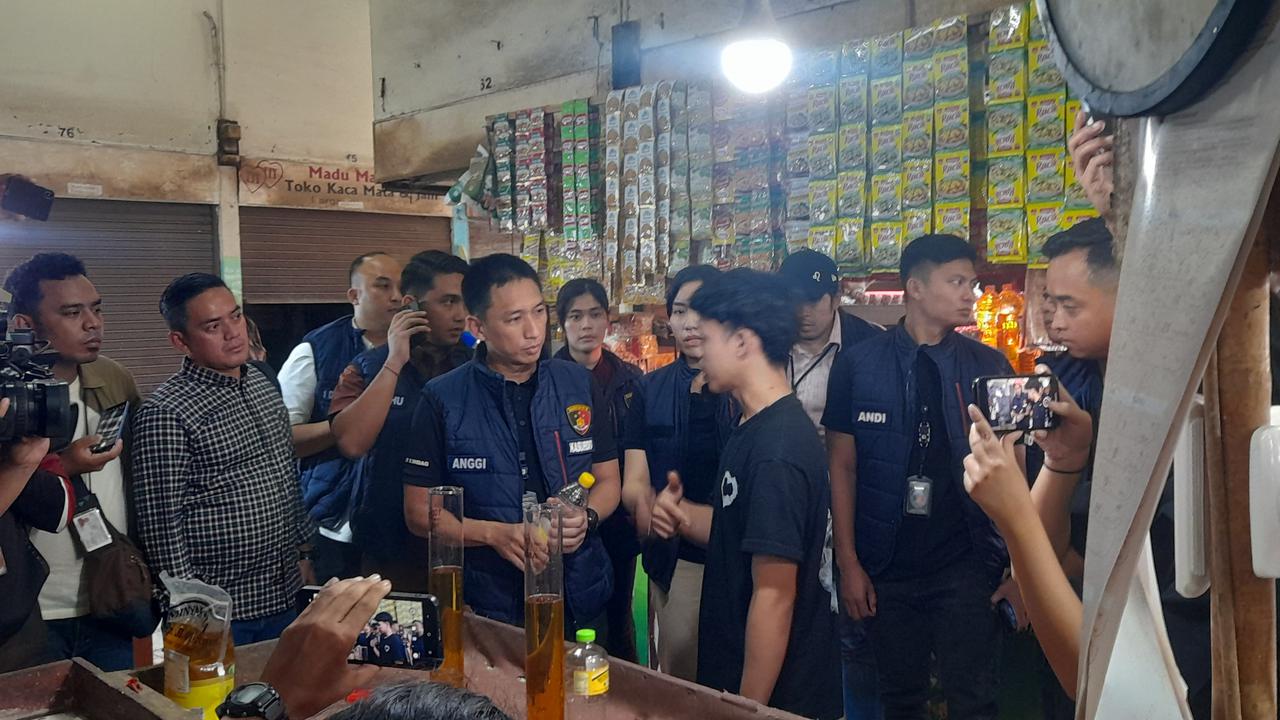 Satuan Tugas (Satgas) Pangan Polda Metro Jaya melakukan inspeksi mendadak (sidak) di Pasar Kemayoran, Jakarta Pusat, Selasa (11/3/2025).