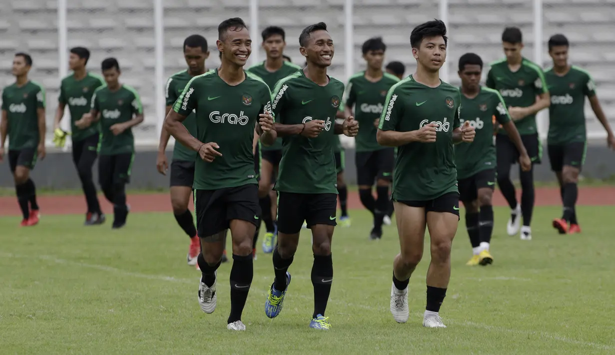 Pemain Timnas Indonesia U-22, Dallen Doke, bersama rekan-rekannya berlari saat latihan di Stadion Madya, Jakarta, Jumat (18/1). Latihan ini merupakan persiapan jelang Piala AFF U-22. (Bola.com/Yoppy Renato)