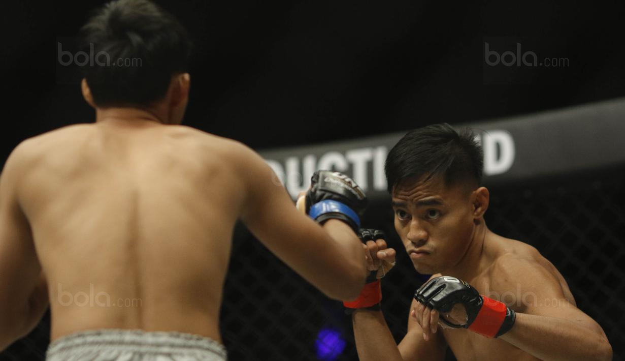 Petarung Indonesia, Stefer Rahardian, saat melawan petarung Kamboja, Shin Bunsrun, pada One Champhionship di JCC, Senayan, Sabtu (16/9/2017). Stefer hanya memerlukan satu ronde untuk mengalahkan Shin. (Bola.com/M Iqbal Ichsan)