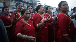 Sejumlah warga membawa dupa saat mengikuti festival Seto Machindranath di Kathmandu, Nepal (4/4). Seto Machindranath adalah dewa yang disembah oleh kedua penganut keyakinan Hindu dan Budha di Kathmandu. (AP Photo / Niranjan Shrestha)