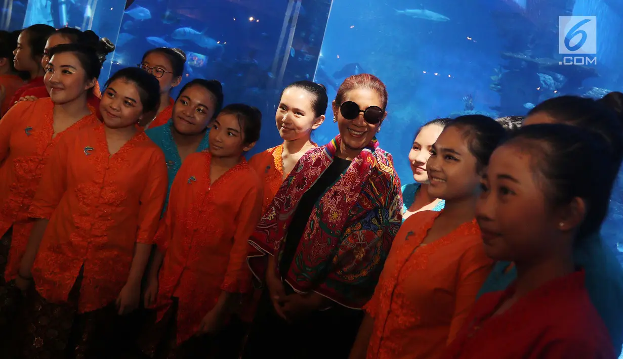 Menteri Kelautan dan Perikanan Susi Pudjiastuti  foto bersama saat meresmikan Jakarta Aquarium di Jakarta, Selasa (16/10). Dibukanya Jakarta Aquarium guna memperkenalkan Kekayaan Biota Laut kepada masyarakat. (Liputan6.com/Johan Tallo)