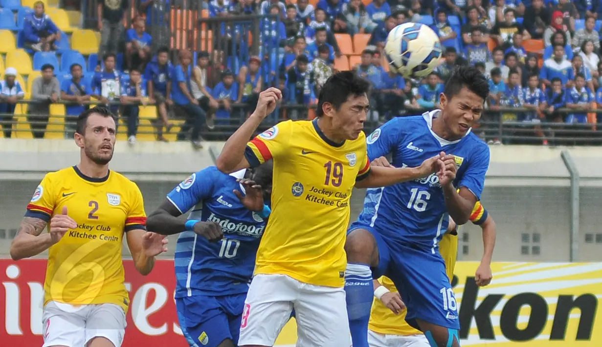 Duel udara terjadi saat laga Persib vs Kitchee SC di Stadion Si Jalak Harupat, Bandung, Rabu (27/5/2015). Persib kalah 0-2 dari Kitchee SC dan tersingkir dari 16 besar AFC Cup 2015. (Liputan6.com/Herman Zakharia)