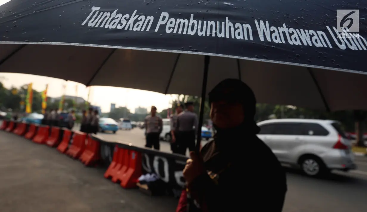 Aktivis Jaringan Solidaritas Korban untuk Keadilan menggelar aksi Kamisan ke-502, Jakarta, Kamis (10/8). Aksi meminta pemerintah mewujudkan komitmen dalam menyelesaikan kasus pelanggaran HAM berat pada masa lalu. (Liputan6.com/Johan Tallo)