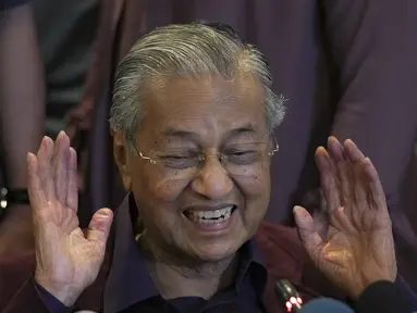 Perdana Menteri Malaysia Mahathir Mohamad memberi isyarat saat berbicara dalam konferensi pers di Putrajaya, Malaysia, Sabtu (22/2/2020). Mahathir Mohamad telah mengirimkan surat pengunduran diri sebagai Perdana Menteri ke Raja Malaysia. (AP Photo/Vincent Thian)