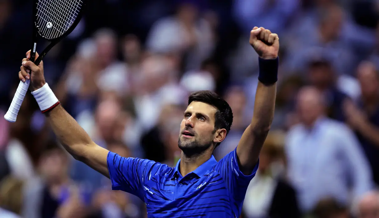 Petenis Serbia, Novak Djokovic melakukan selebrasi setelah mengalahkan Juan Ignacio Londero dari Argentina pada babak kedua AS Terbuka 2019 di Arthur Ashe Stadium, Rabu (28/8/2019). Novak Djokovic  lolos setelah menyudahi perlawanan Londero dengan skor 6-4, 7-6 (7-3), dan 6-1. (AP/Charles Krupa)