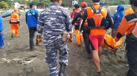 Para petugas Tim SAR gabungan berhasil menemukan jenazah Sahrul (13), satu korban wisawatan asal Kota Tasikmalaya, yang menghilang di Pantai Madasari, kawasan wisata Pangandaran Kamis (7/7/2022) lalu. (Liputan6.com/Jayadi Supriadin)