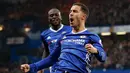 Gelandang Chelsea, Eden Hazard melakukan selebrasi usai mencetak gol kegawang MU pada Liga Inggris di Stadion Stamford Bridge, London, Inggris (23/10). Chelsea menang atas MU dengan skor akhir 4-0. (Reuters/John Sibley)
