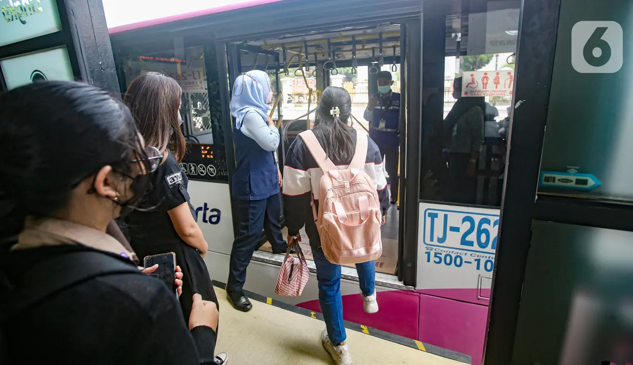 Penumpang menaiki bus Transjakarta khusus wanita di kawasan Pasar Baru, Jakarta, Rabu (27/7/2022). PT Transportasi Jakarta (TransJakarta) kembali mengoperasikan bus pink khusus wanita rute Pasar Baru - Kalideres yang beroperasi mulai pukul 05.00-22.00 WIB dengan tarif reguler Rp3.500. (Liputan6.com/Faizal Fanani)