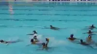 Pemain polo air asal Jabar dan Sumsel berkelahi di dalam kolam. 