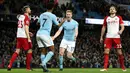 Pemain Manchester City, Kevin De Bruyne dan Raheem Sterling merayakan gol ke gawang West Bromwich Albion pada laga pekan ke-25 Premier League di Etihad Stadium, Kamis (1/2). Manchester City membenamkan West Bromwich 3-0. (Martin Rickett/PA via AP)