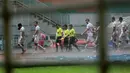 Para pemain Persija Jakarta meninggalkan lapangan usai dihentikannya laga melawan Persiraja Banda Aceh pada menit ke-14 karena hujan deras dalam laga pekan ke-6 BRI Liga 1 2021/2022 di Stadion Pakansari, Bogor, Sabtu (10/2/2021). (Bola.com/M Iqbal Ichsan)