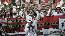 Massa pekerja seni dan hiburan malam berunjuk rasa di depan Gedung DPRD DKI Jakarta, Senin (5/10/2020). Dalam aksinya, massa menuntut Pemprov DKI Jakarta mencabut aturan PSBB dan membuka kembali tempat hiburan malam karena dinilai sangat menyulitkan ekonomi mereka. (merdeka.com/Iqbal S. Nugroho)