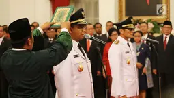 Anies Baswedan dan Sandiaga Uno saat disumpah pada pelantikan Gubernur dan Wakil Gubernur DKI Jakarta periode 2017-2022 di Istana Negara, Jakarta, Senin (16/10). (Liputan6.com/Angga Yuniar)