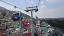 Penumpang melakukan perjalanan dengan sistem kereta gantung yang dijuluki Cablebus setelah peresmiannya di pinggiran Mexico City, Meksiko, 12 Juli 2021. Mexico City mulai mengoperasikan sistem kereta gantung yang menjanjikan untuk menghemat waktu bagi ribuan pengguna. (PEDRO PARDO/AFP)