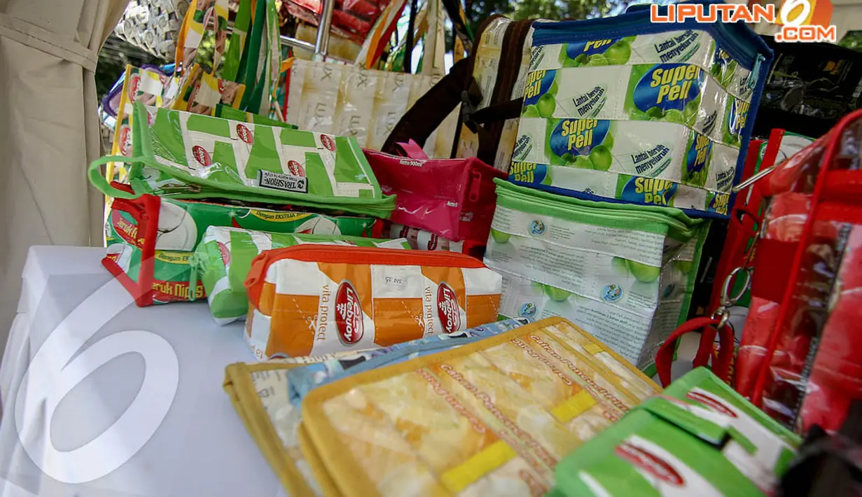 Masyarakat pun dapat melihat produk limbah plastik yang telah diolah menjadi tas dan pernak-pernik lainnya di Taman Mataram, Jakarta, Minggu (20/4/2014). (Liputan6.com/Faizal Fanani)