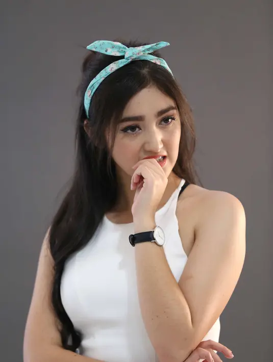 "Iya, tapi itu udah pekerjaan sih. Jadi aku udah fun sama itu. Apalagi teman-teman di sini sebaya semua sama aku dan seru-seru juga anaknya. Jadi, nggak kalah lah sama teman-teman sekolah aku," akunya. (Nurwahyunan/Bintang.com)